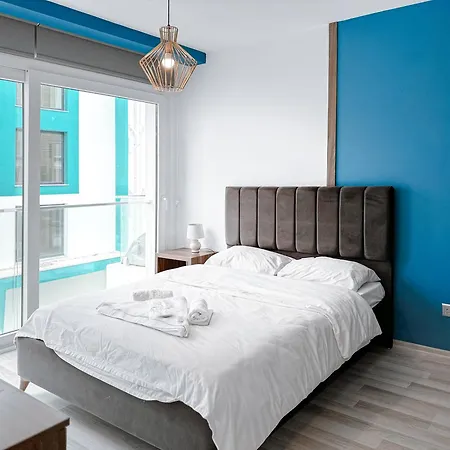 Mackenzie Long Apartment *